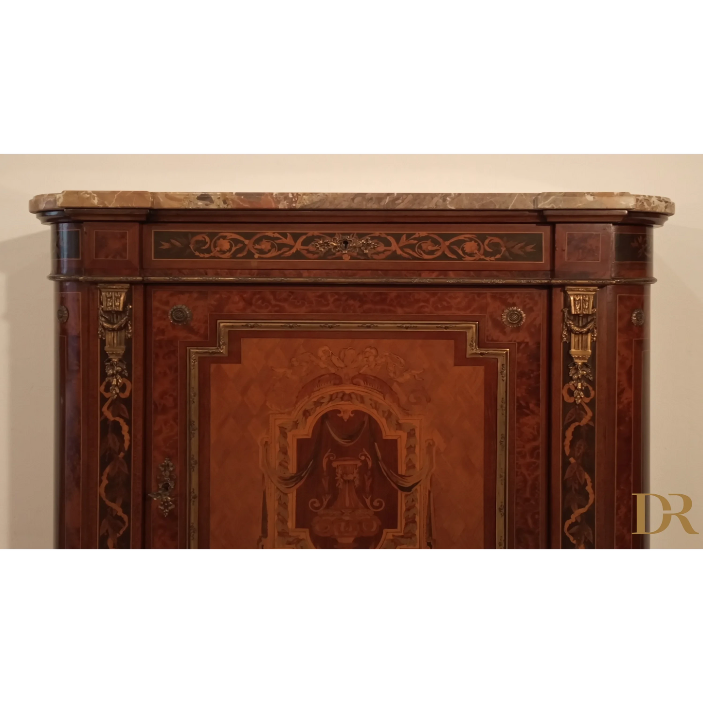 Credenza intarsiata con applicazioni ottone marmo XX secolo varie essenze legno
