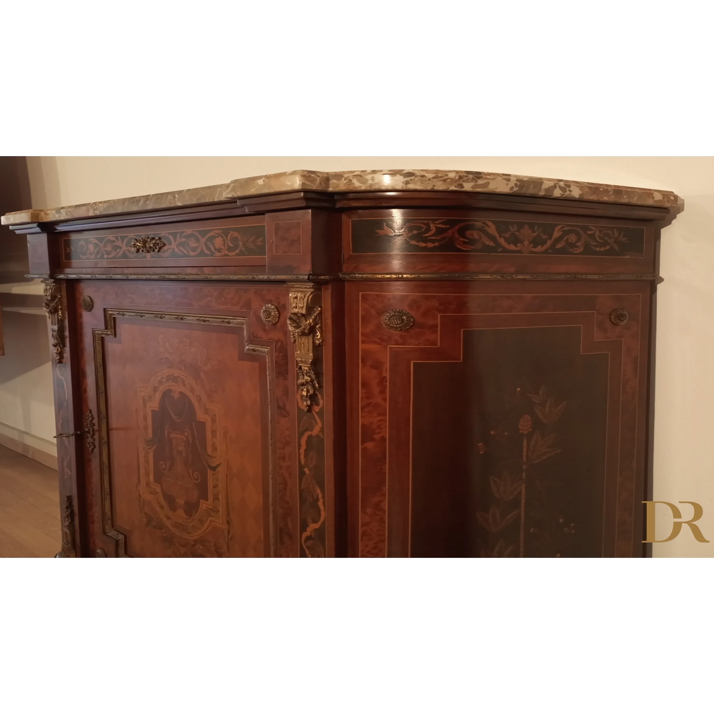 Credenza intarsiata con applicazioni ottone marmo XX secolo varie essenze legno - Dario Raia Antiquariato Modernariato Vintage